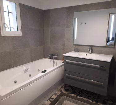 Salle de bain avec baignoire