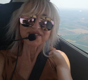 Renata Dalfiume ospite di una lezione di volo privato verso Asiago.