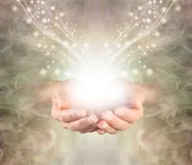 Deux mains côte à côte tournée vers le ciel symbolisant un soutien psychologique