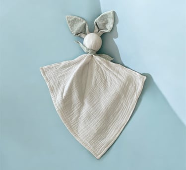 dudou plat fait main en double gaze de coton blanc et bleu a fleur pissenlit