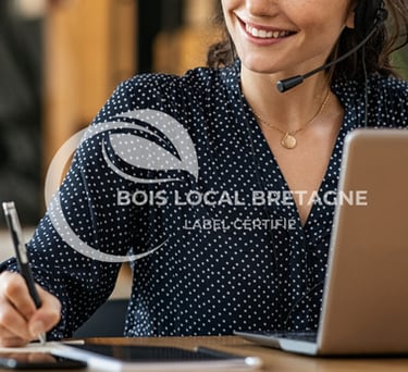 une femme assise à un bureau avec un stylo et un crayon