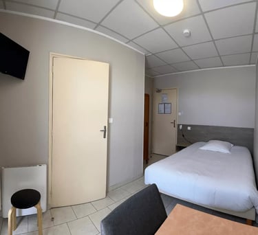 Chambre économique solo fonctionnelle hôtel à Beaumont-en-Véron proche CNPE