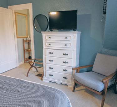 South Cliff Inn's Gable Room - seating and tv