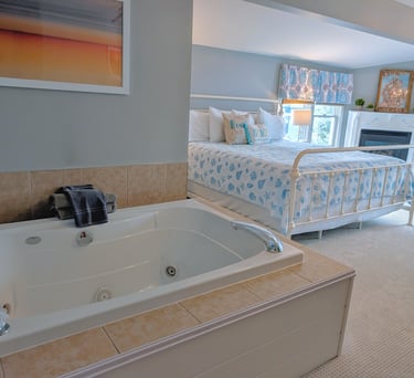 South Cliff Inn's The Study lake view room - jacuzzi tub