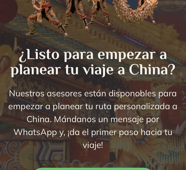 Artistas ataviados con trajes tradicionales bailan junto a un dragón chino dorado para promocionar.