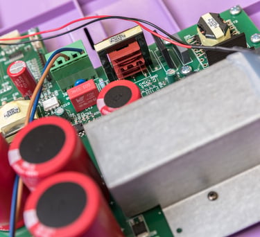Dettaglio di una scheda elettronica industriale con componenti e cablaggi professionali