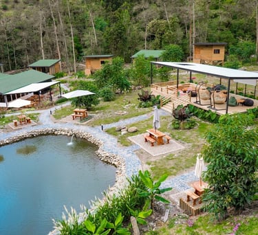 Cabañas y lago, Cantos del Rio, Colombia