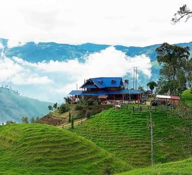 finca  con hospedaje y restaurante entre las montañas de los Andes, ubicado en Cajamarca  Colombia