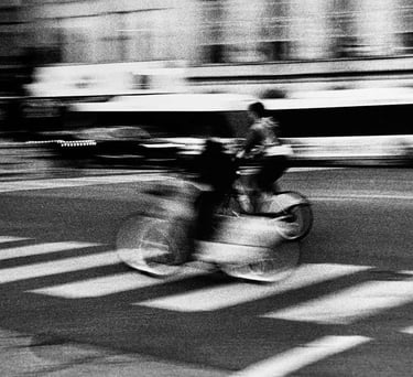 foto en movimiento, persona en bicicleta por la ciudad