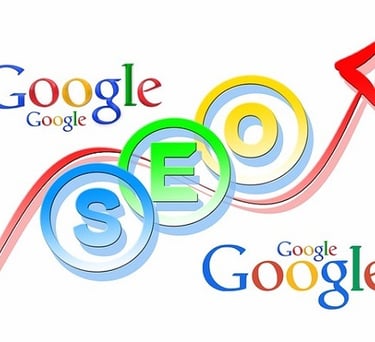 alt="image montrant des mot googles et un sigle SEO qui monte en fleche"