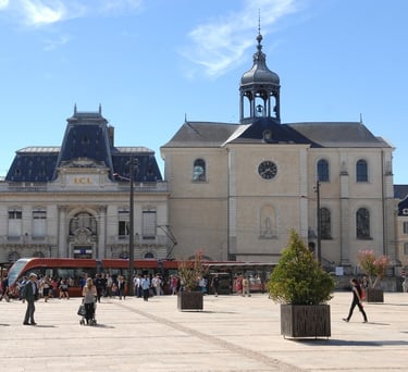 alt="image montrant la place de la république "au Mans