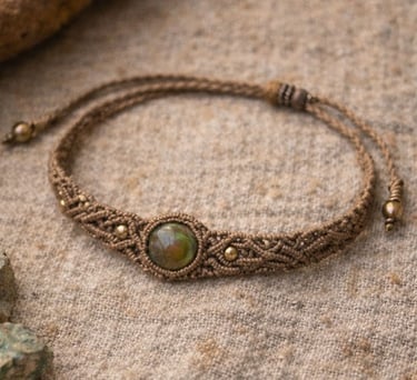 Pulsera de macramé marrón hecha a mano con una piedra preciosa verde redonda y cuentas
