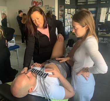 formazione professionale fisioterapia con docente durante corso di riabilitazione e tecniche manuali