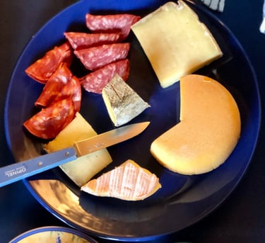 Petit déjeuner, Chambre d'hôte, Plazac, Périgord, Dordogne, France.
