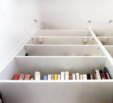 Modules bibliothèque sous combles Shelfi – La Garenne-Colombes – mélaminé blanc