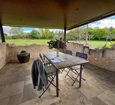 Une table avec des chaises sur une terrasse accueillante en Périgord