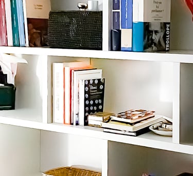 Rangement sous combles Shelfi – Rueil-Malmaison – bibliothèque en mélaminé blanc