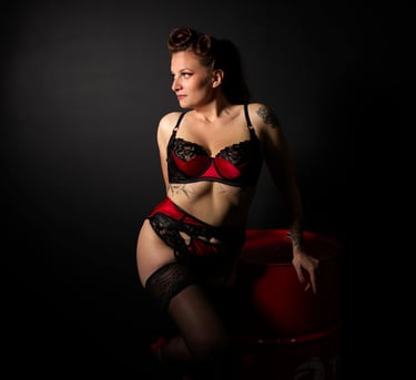 Pin up femme glamour en lingerie rouge et noire.