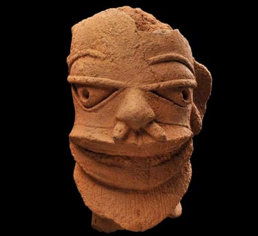 203. Fragment de tête provenant d’une statue. Terre cuite, h.20 cm