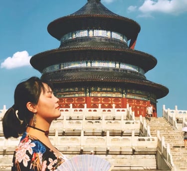 Bella mujer china en el Templo del Cielo
