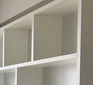 Bibliothèque suspendue Shelfi – Courbevoie – mélaminé Egger – finitions soignées