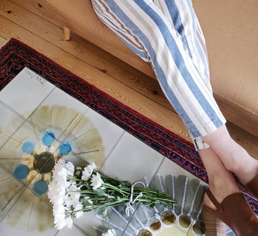 a person sitting on a couch with flowers pantalon vintage 