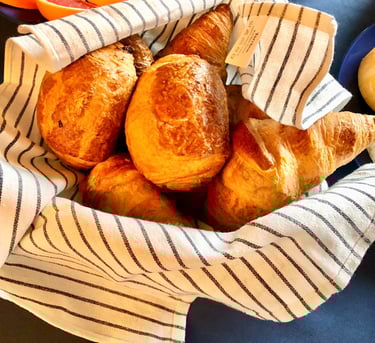Petit déjeuner, Chambre d'hôte, Plazac, Périgord, Dordogne, France.