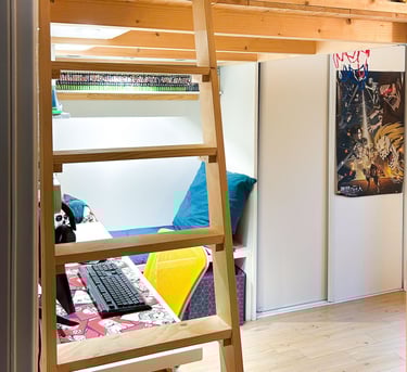 Échelle mezzanine Shelfi – Neuilly-sur-Seine – structure épicéa claire sur mesure