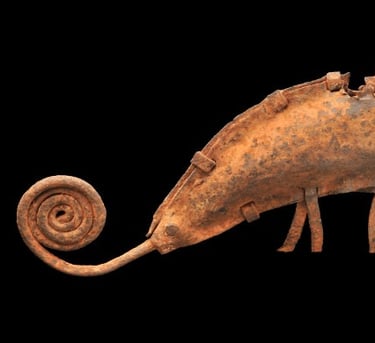 Caméléon. Fragment de piquet de mémoire "Asen" Fer repoussé, L. 23 cm