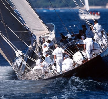 tripulación navegando a bordo de un gran velero