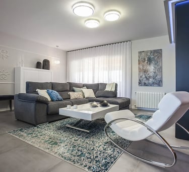 Proyecto de interiorismo de lujo, con molduras y madera tropical en Valterna