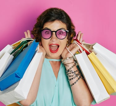 mulher animada segurando sacolas de compras representando sorteios de produtos de viagem e promoções