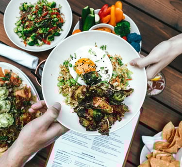 conseil culinaire assiette avec oeuf légumes grillés et menu de restaurant