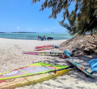 Windsurf prêt à partir depuis la plage devant Ocean Lodge à la baie de Sakalava Madagascar
