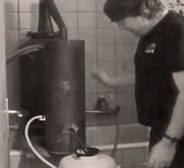 Monsieur Guilloud entrain de distiller dans sa salle de bain