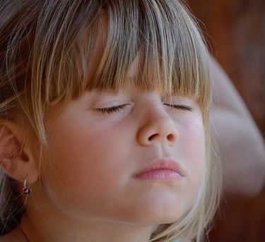 Une petite fille se détend en fermant les yeux