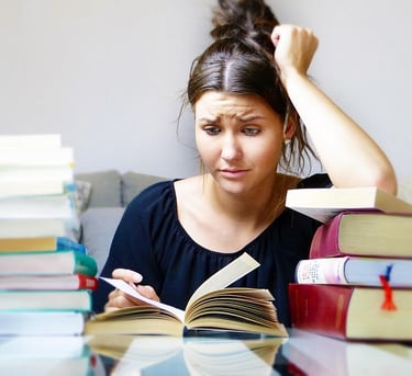 Etudiante qui stresse en préparant un examen