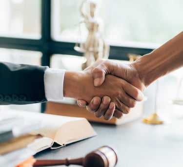 Brindamos asesoría legal siempre de la mano junto al cliente para que reciba el mejor servicio.