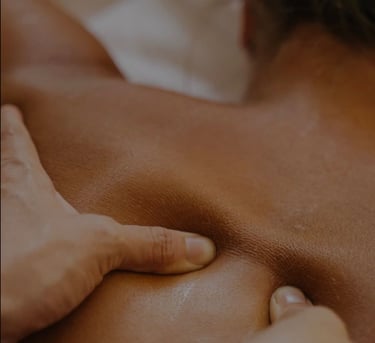 Massage sur le haut du dos
