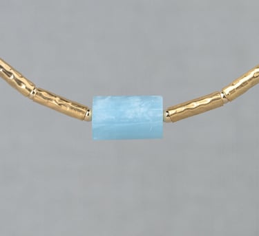 Prachtige gouden ketting van Jeh Jewels gepresenteerd tegen een neutrale achtergrond. Professionele productfotografie die vak