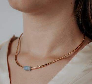 Indrukwekkende gouden ketting van Jeh Jewels op een neutrale achtergrond. Hoogwaardige productfotografie voor webshop uitmunt
