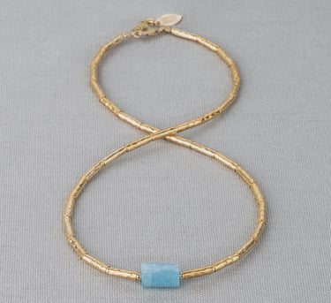 Elegante gouden ketting van Jeh Jewels op een neutrale achtergrond. Perfect vastgelegd voor online display. Top expertise van
