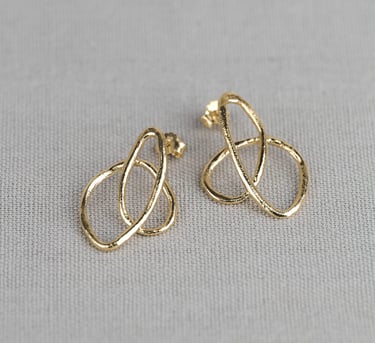 Stunning gold earings on neutral backdrop - Expert Jewelry Photographer