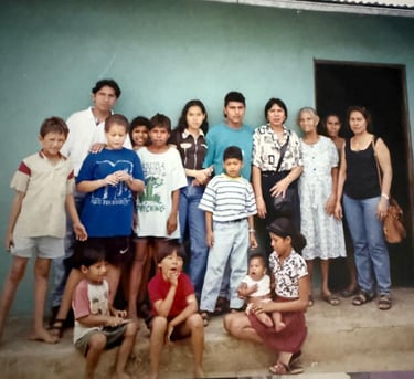 Mamà Zoila rodeada de alguno de sus Nietos y Bisnietos