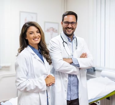 médicos posando para foto na aula de marketing 