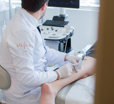 Lucas Vinicius Brun, cirurgião vascular realizando exame de ecografia e punção guiada por Ecografia