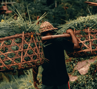 Man met een last op zijn schouders