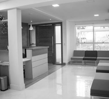 Uma foto preto e branco da sala de espera do Espaço Japi