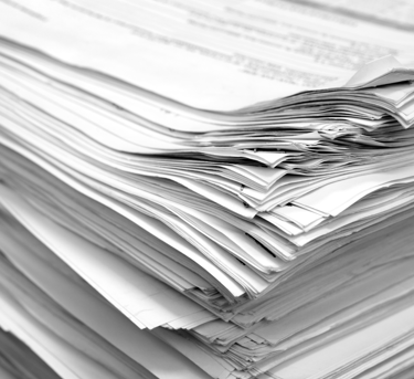 une pile de papiers avec une pile de papiers