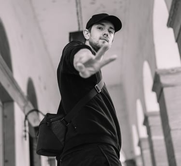 Autofotograf Nicolai zeig Peace in die Kamera